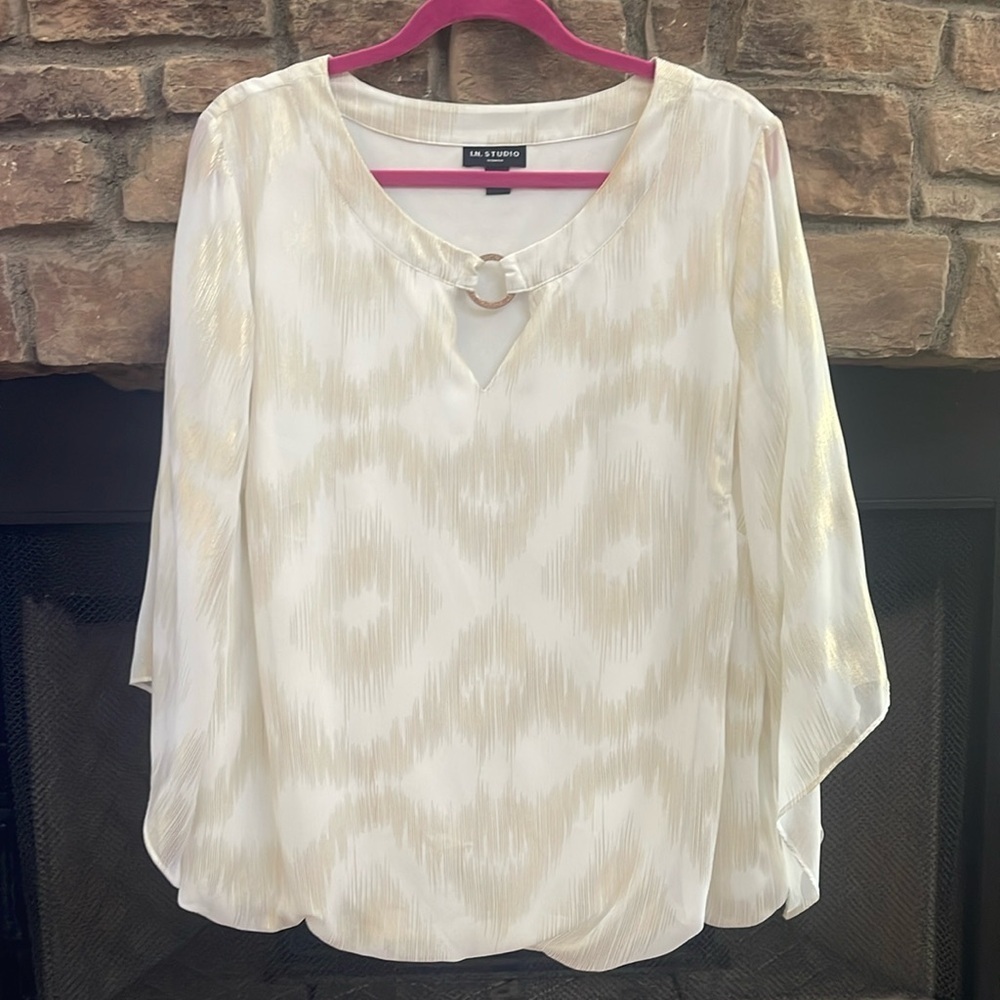 I. N. Studio white & gold blouse w/ keyhole neckline. Sleeves are sheer. Size 1X